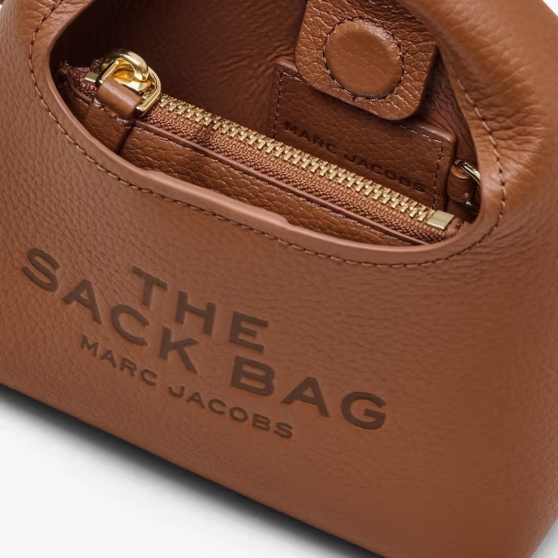 Мікро-сумка крос-боді Marc Jacobs The Sack Bag у кольорі Argan Oil