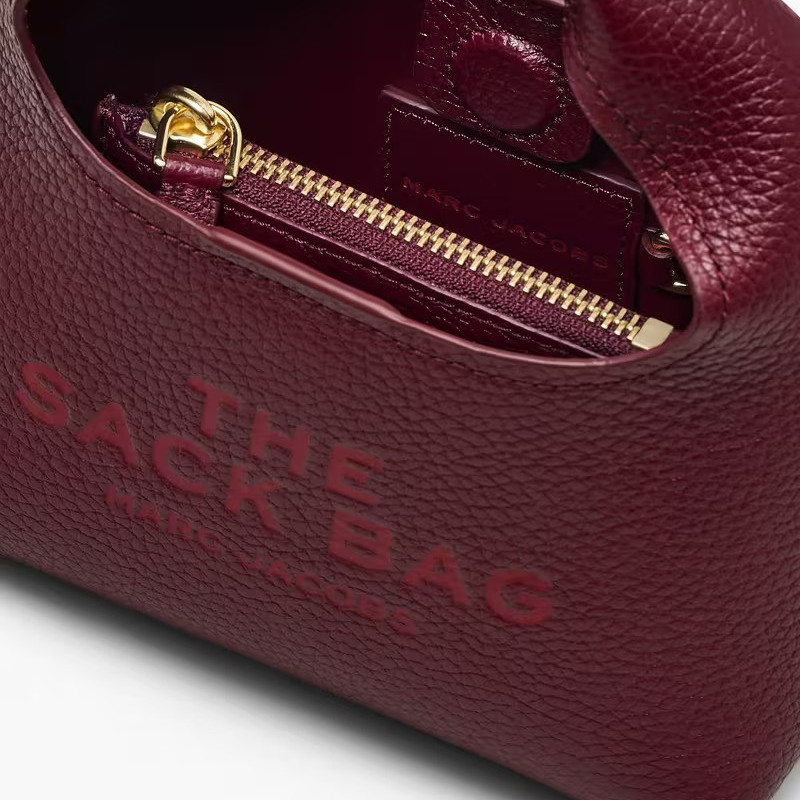 Мікро-сумка крос-боді Marc Jacobs The Sack Bag у кольорі Cherry
