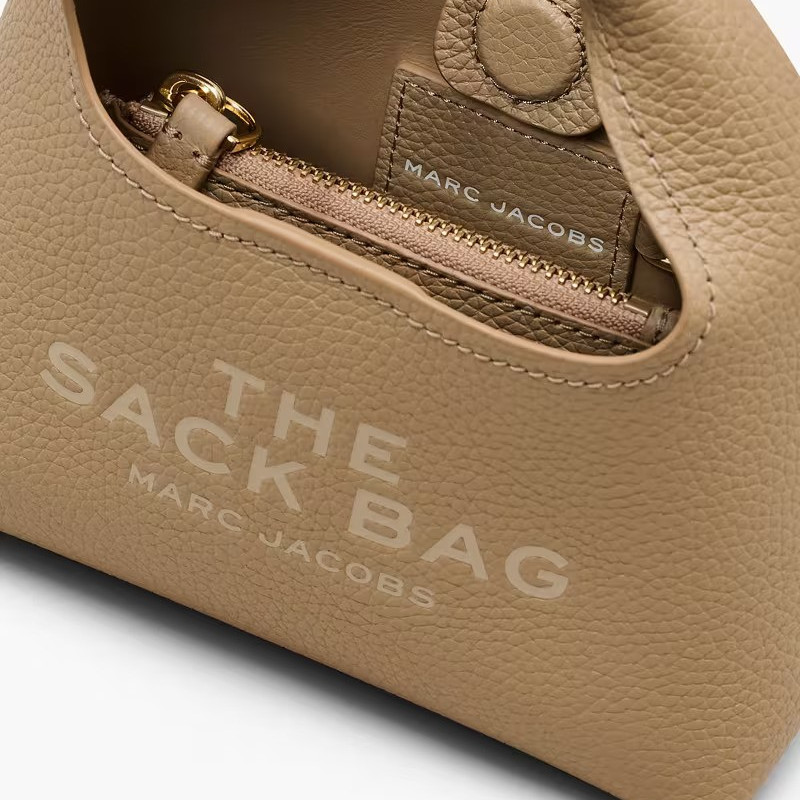 Мікро-сумка крос-боді Marc Jacobs The Sack Bag у кольорі Camel