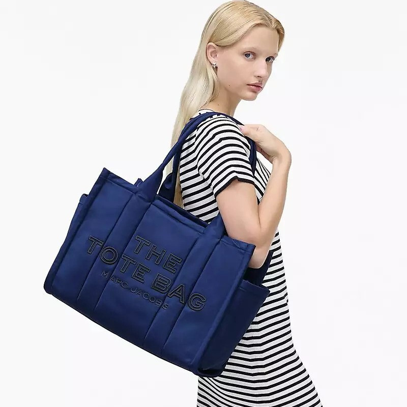 Велика дута сумка Marc Jacobs The Puffy Nylon Tote Bag у кольорі Blue Sea