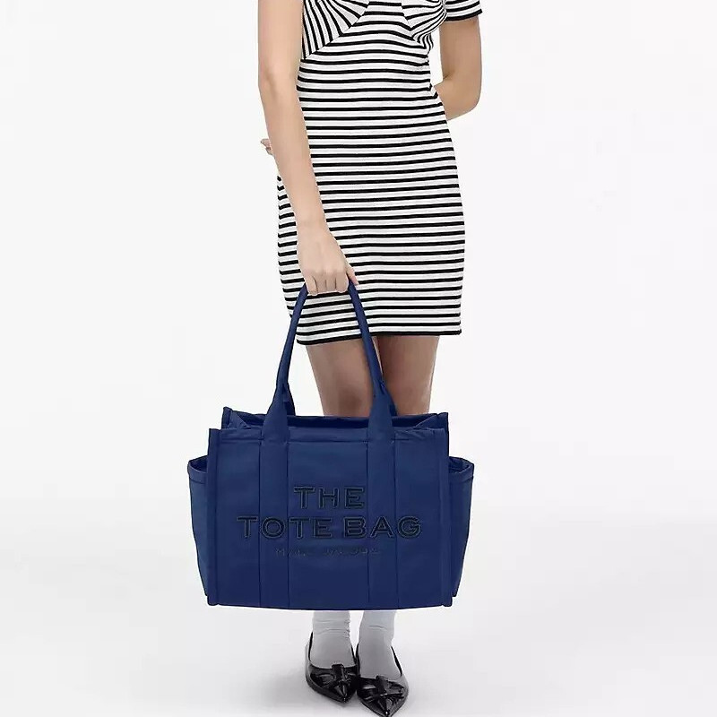 Велика дута сумка Marc Jacobs The Puffy Nylon Tote Bag у кольорі Blue Sea